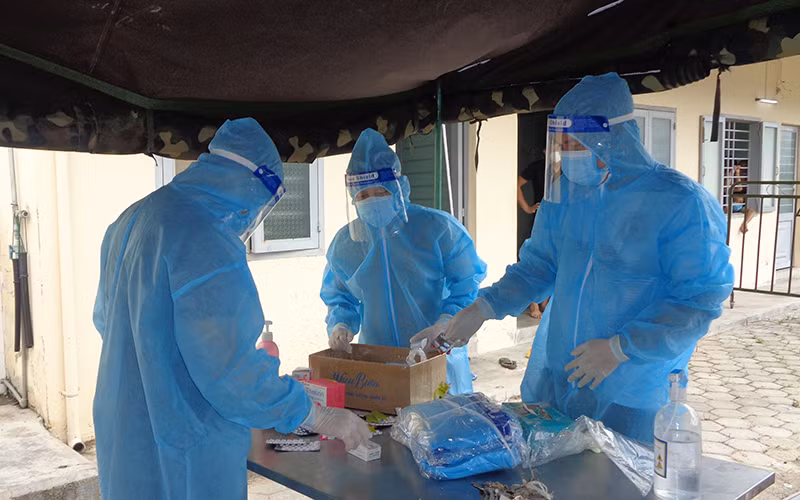 Chuẩn bị thuốc cho bệnh nhân. (Ảnh: Phong Nguyên)