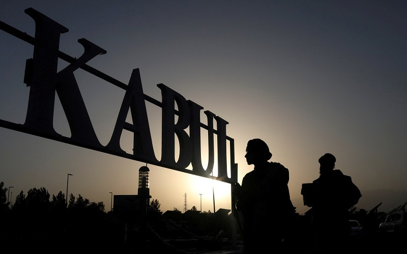 Các tay súng Taliban đứng gác tại sân bay quốc tế Kabul, Afghanistan, ngày 9/9/2021. (Ảnh: WANA/Reuters)