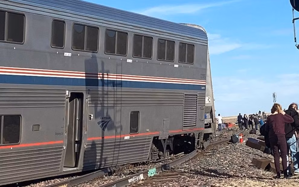 Tàu hỏa trật bánh ở Mỹ, ít nhất ba người chết -0
