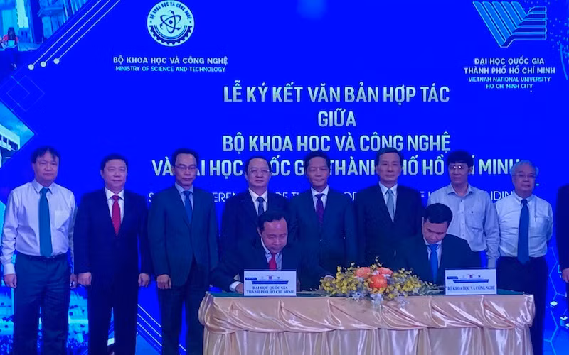 Bộ Khoa hoc và Công nghệ ký kết hợp tác với Đại học Quốc gia TP Hồ Chí Minh đào tạo nguồn nhân lực.