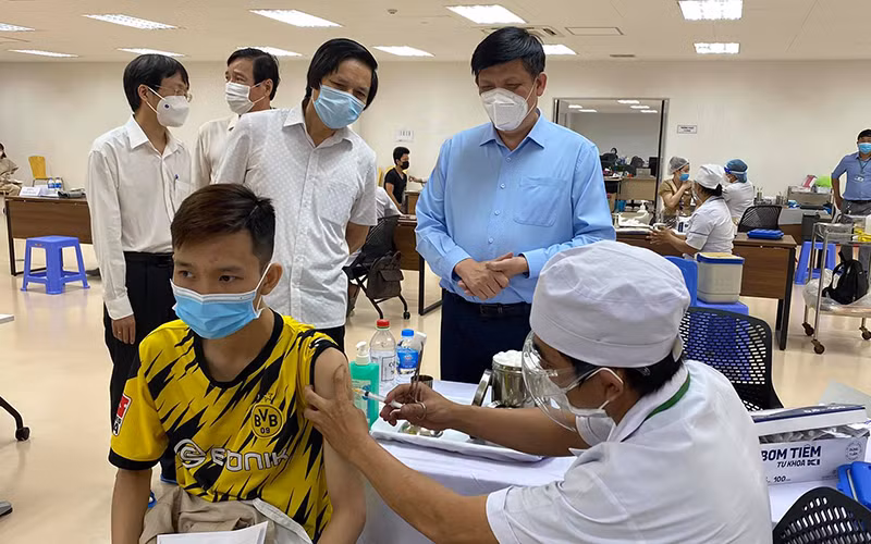 Bộ trưởng Y tế Nguyễn Thanh Long kiểm tra công tác tiêm chủng tại TP Hồ Chí Minh. (Ảnh: Bộ Y tế)