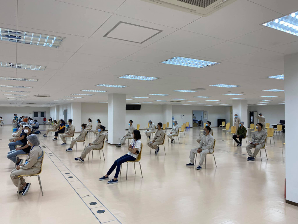 Các công nhân được tiêm sáng nay. 700 điểm cầu được tập huấn tiêm chủng vaccine an toàn -0