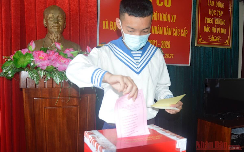 Cử tri tại Nhà giàn DK1/16 tiến hành bỏ phiếu bầu. (Ảnh: BTL Vùng 2 Hải quân) Bầu cử ở Trường Sa -3