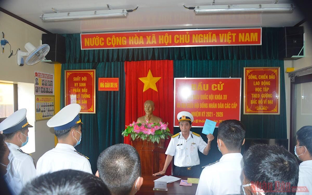 Đồng chí Đại tá Lê Đình Việt, Tổ trưởng tổ bầu cử, Phổ biến, hướng dẫn bỏ phiếu tại nhà Giàn DK1/16. (Ảnh: BTL Vùng 2 Hải quân) Bầu cử ở Trường Sa -1