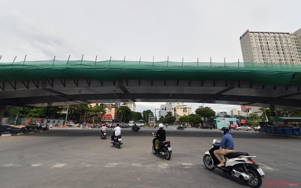 Việc đầu tư xây dựng cầu vượt qua đường Hoàng Quốc, tạo thuận lợi cho việc kết nối, phân luồng phương tiện giữa vành đai 2 và vành đai 3, góp phần từng bước hoàn thiện mạng lưới giao thông theo quy hoạch, thúc đẩy phát triển kinh tế, xã hội các quận Cầu Giấy, Tây Hồ, Bắc Từ Liêm. cau_11-1594697076541.jpg