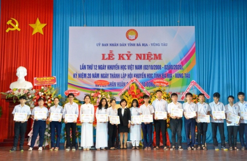 Đại diện Tập đoàn Novaland trao học bổng cho các em học sinh, sinh viên tỉnh Bà Rịa-Vũng Tàu. 