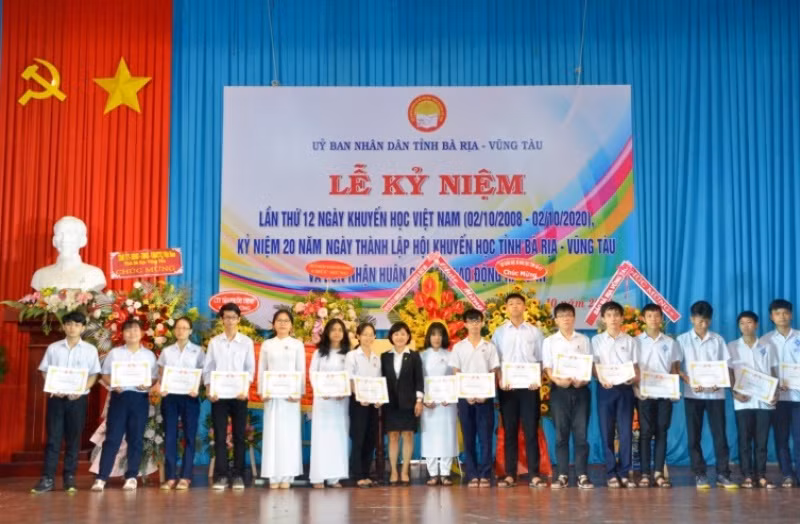 Đại diện Tập đoàn Novaland trao học bổng cho các em học sinh, sinh viên tỉnh Bà Rịa-Vũng Tàu. 