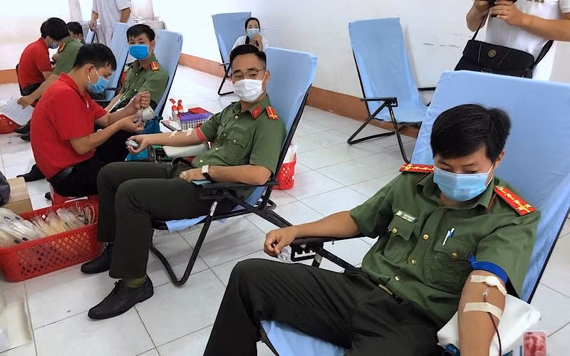 Công an Cà Mau quyên góp quỹ cùng cả nước chống dịch -0