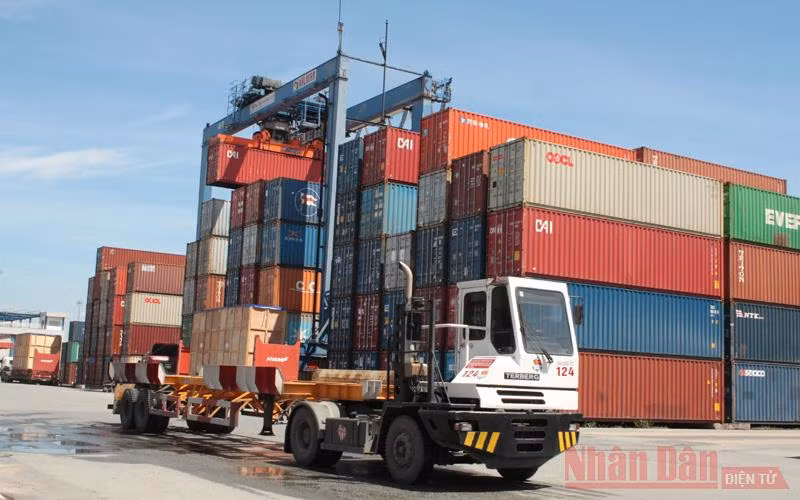 Bốc dỡ hàng hóa tại cảng Cát Lái.