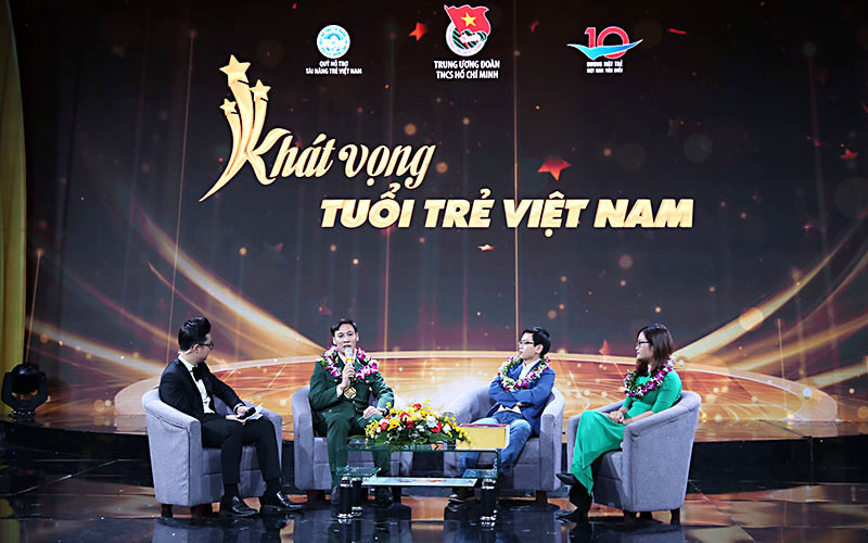 Thiếu tá Trần Việt Hải (Đại đội trưởng Đại đội 8, Tiểu đoàn 3, Lữ đoàn 201, Binh chủng Tăng thiết giáp), người đã tiêu diệt 5/5 mục tiêu, giúp toàn đội Việt Nam giành HCV Army Games 2020 tại LB Nga, chia sẻ cảm xúc tại buổi lễ. 3_IMG_4922-1616342557748.jpg