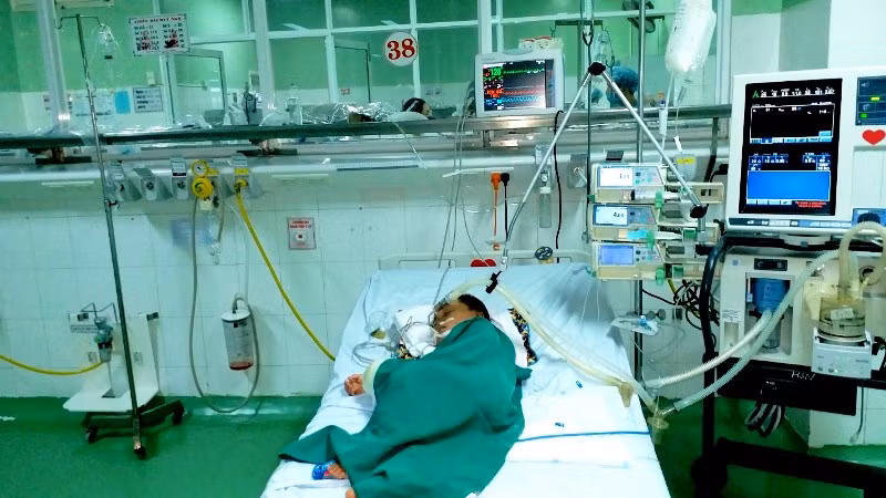 Hiện tại bệnh nhi đang được tích cực điều trị, lọc máu. (Ảnh: HỮU HỘI)