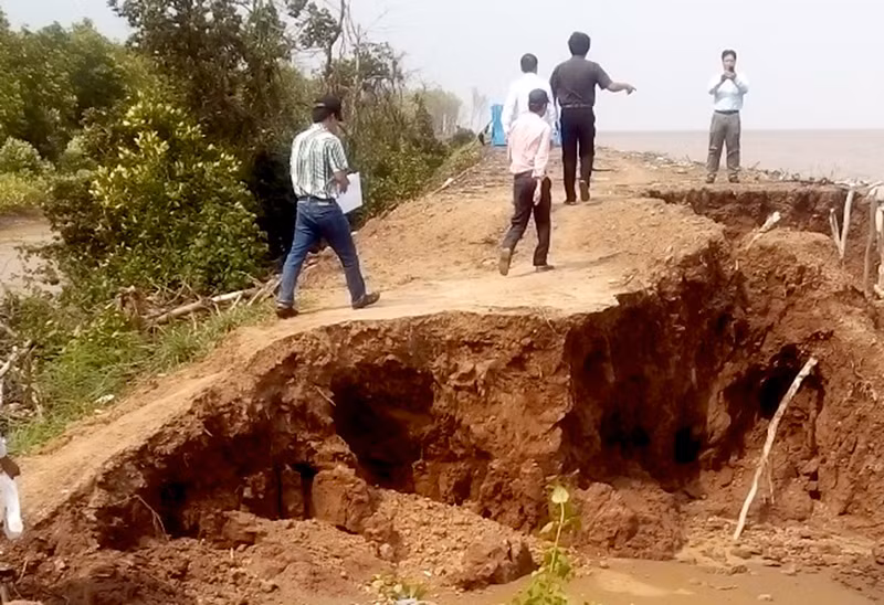 Một đoạn đê biển Vĩnh Châu (Sóc Trăng) bị sạt lở nghiêm trọng.