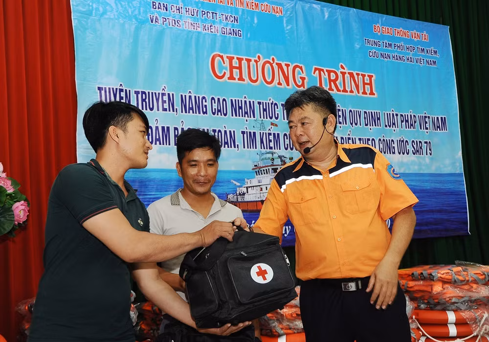 Nâng cao kỹ năng xử lý sự cố trên biển cho ngư dân, giảm rác thải nhựa -0