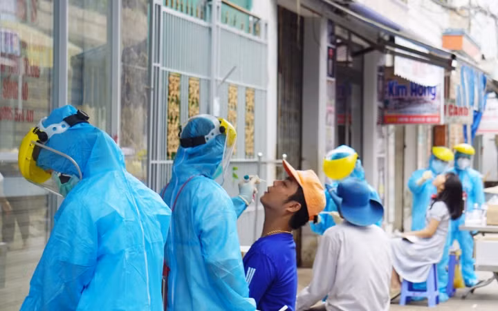 Đà Nẵng thực hiện lấy mẫu xét nghiệm cho người dân tại phường An Hải Đông, quận Sơn Trà, TP Đà Nẵng.
