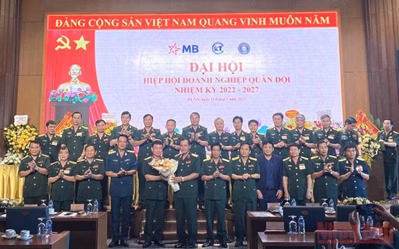 Thượng tướng Vũ Hải Sản tặng hoa chúc mừng thành công của Đại hội Hiệp hội Doanh nghiệp Quân đội nhiệm kỳ 2022-2027.
