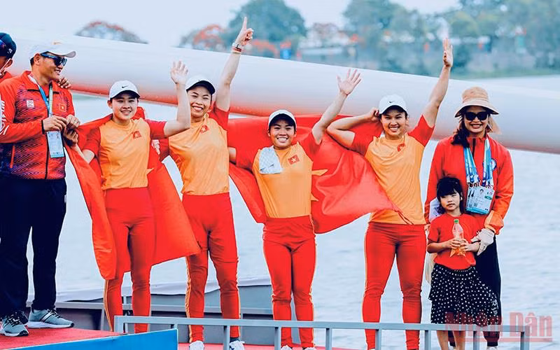 Các vận động viên nữ Việt Nam xuất sắc về nhất nội dung thuyền 4 nữ Canoeing 1000m, đoạt Huy chương Vàng.