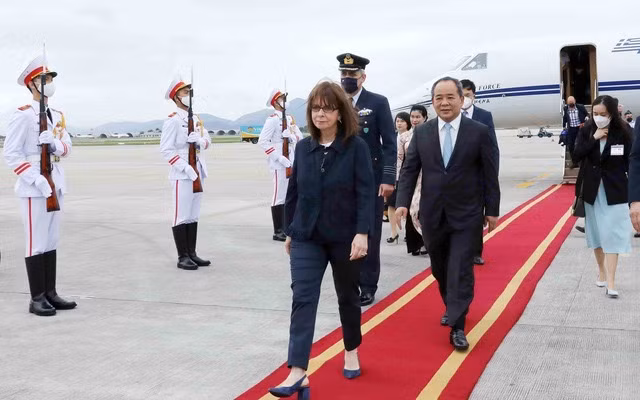 Lễ đón Tổng thống Cộng hòa Hy Lạp Katerina Sakellaropoulou tại Sân bay quốc tế Nội Bài (Hà Nội), chiều 15/5. (Ảnh: TTXVN)