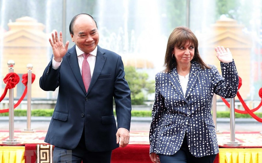 Chủ tịch nước Nguyễn Xuân Phúc và Tổng thống Hy Lạp Katerina Sakellaropoulou tại lễ đón. (Ảnh: TTXVN) 