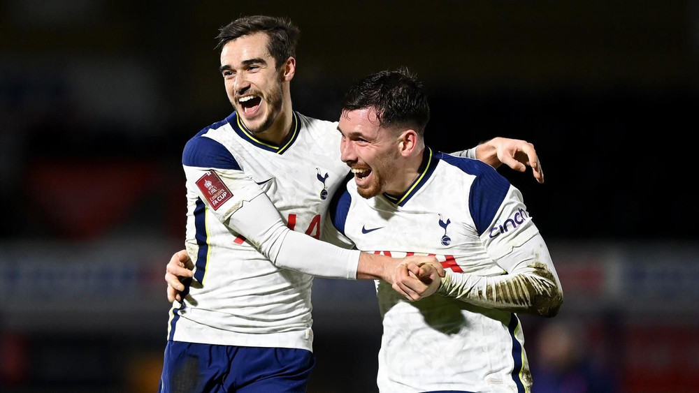 Harry Winks (trái) thi đấu thăng hoa trước Wycombe khó chịu. Wycombe 1-4 Tottenham: Bale và đồng đội thắng nhọc tại FA Cup -0