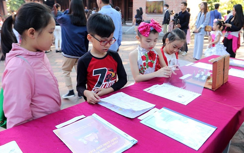 Các em học sinh tìm hiểu về thầy Chu Van An. Người thầy xưa năm nay được UNESCO tôn vinh -0