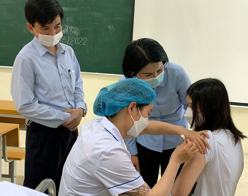 Lãnh đạo Sở Y tế Hà Nội kiểm tra quy trình tiêm chủng cho trẻ từ 5 đến dưới 12 tuổi tại quận Hà Đông. Hà Nội bắt đầu tiêm vaccine Covid-19 cho trẻ từ 5 đến dưới 12 tuổi -0