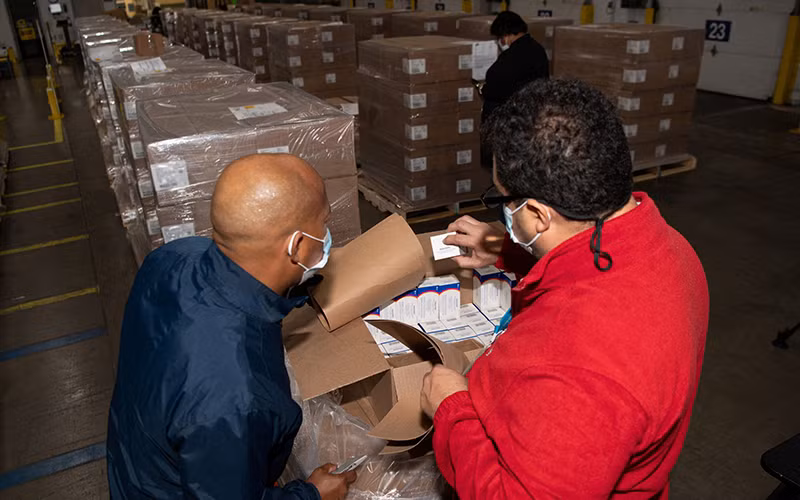 Các nhân viên của hãng dược phẩm Pfizer kiểm tra các kiện hàng chứa thuốc điều trị Covid-19 Paxlovid của hãng tại một cơ sở phân phối ở thành phố Memphis, bang Tennessee, Mỹ (Ảnh: Pfizer/Reuters)