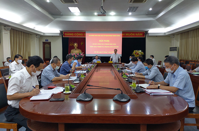 Đồng chí Phùng Hữu Phú, Chủ tịch Hội đồng Khoa học các cơ quan Đảng Trung ương phát biểu chỉ đạo Hội nghị.