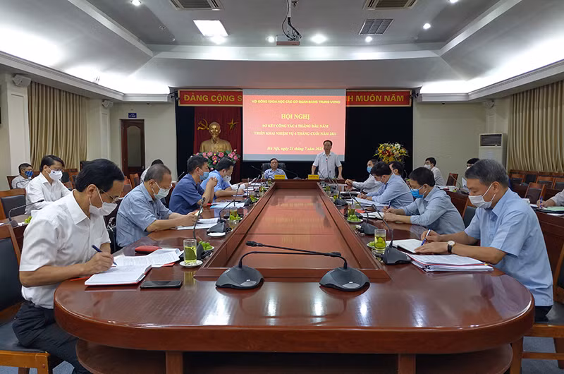 Đồng chí Phùng Hữu Phú, Chủ tịch Hội đồng Khoa học các cơ quan Đảng Trung ương phát biểu chỉ đạo Hội nghị.