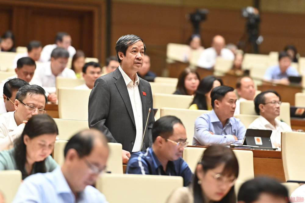 Bộ trưởng Giáo dục và Đào tạo Nguyễn Kim Sơn phát biểu tại phiên chất vấn của Quốc hội sáng 8/6. (Ảnh: LINH KHOA) Đề xuất đưa sách giáo khoa vào danh mục hàng hóa được Nhà nước định giá -0