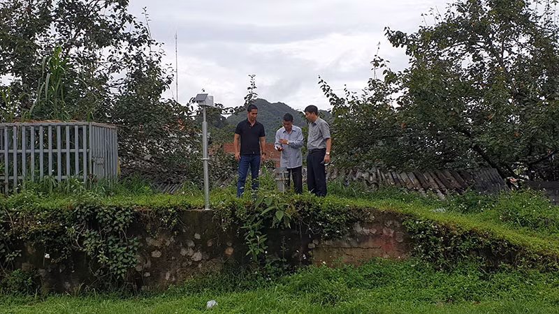 Lắp đặt trạm đo mưa ở xã Mỹ Lý (Kỳ Sơn), thượng nguồn hồ thủy điện Bản Vẽ.