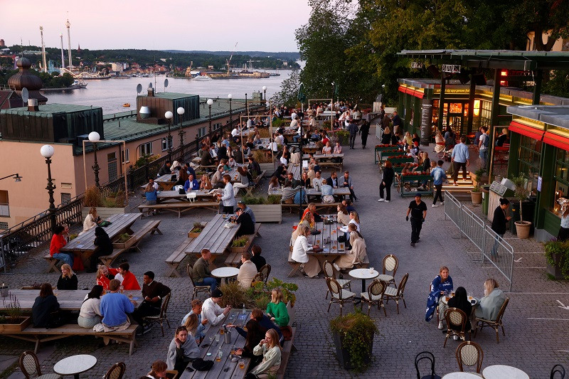 Thực khách tại 1 nhà hàng ngoài trời ở Stockholm, Thụy Điển, ngày 1/7/2021. (Ảnh: TT News/Reuters) EU xem xét siết chặt thêm các biện pháp phòng dịch -0