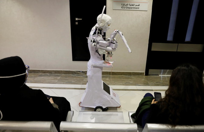Robot có khuôn mặt, đầu giống người và cánh tay. Ảnh: Reuters. Ai Cập phát minh robot xét nghiệm Covid-19 -0