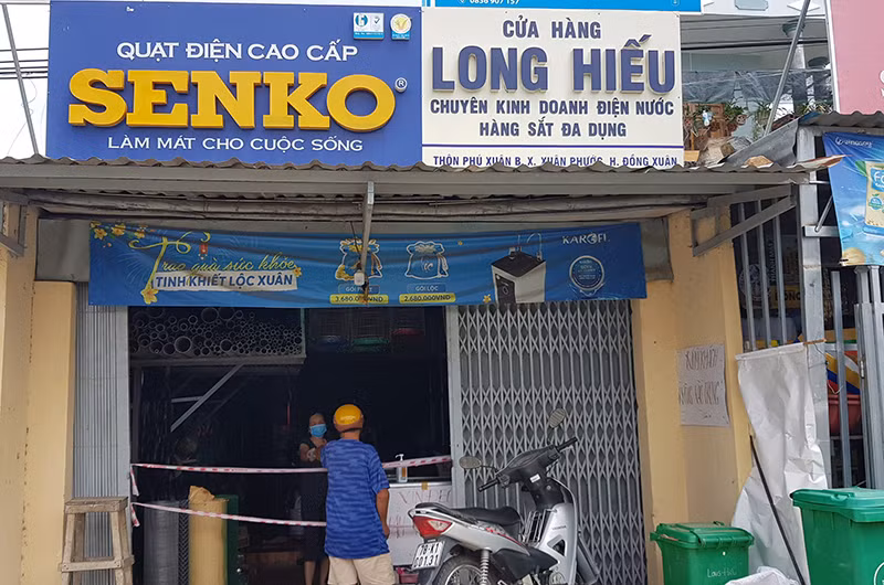 Nhiều cửa hàng kinh doanh ở xã Xuân Phước, huyện Đồng Xuân tự giác thực hiện giãn cách.