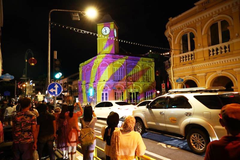 Du khách nước ngoài tham quan khu phố cổ ở Phuket. (Ảnh: Bưu điện Bangkok) 