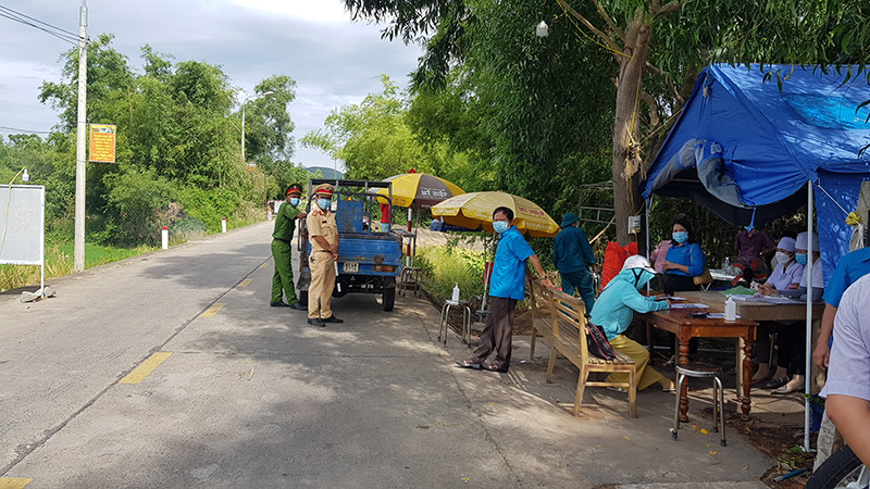 Chốt kiểm soát dịch Covid-19 huyện Đồng Xuân duy trì hoạt động 24/24 giờ trên đường ĐT641 tại xã Xuân Sơn Nam. Phú Yên kiểm soát nghiêm ngặt vùng chưa có ca mắc Covid-19 -0