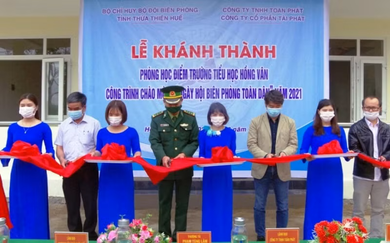 Lãnh đạo các đơn vị cắt băng khánh thành điểm Trường tiểu học Hồng Vân, huyện A Lưới.