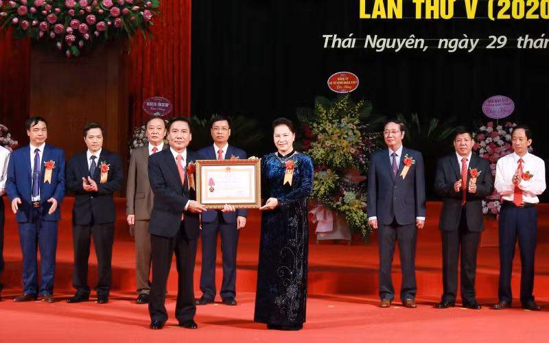 Chủ tịch Quốc hội Nguyễn Thị Kim Ngân trao phần thưởng cho các cá nhân, đại diện tập thể có thành tích xuất sắc. 
