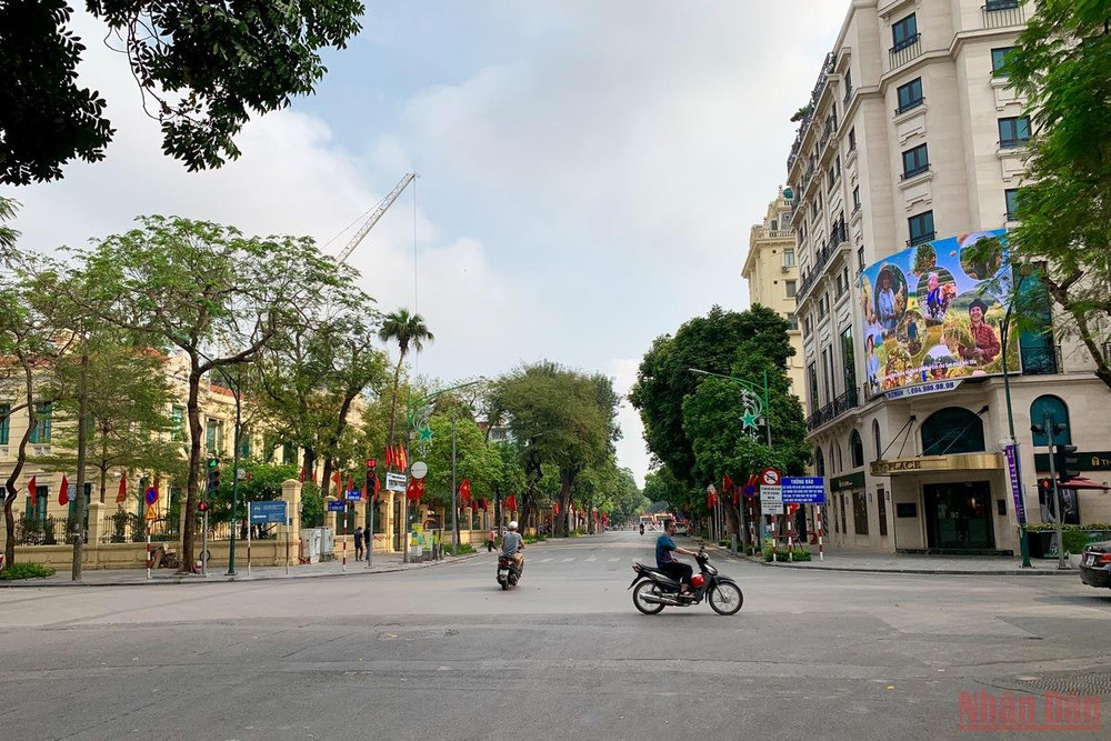 Ngày đầu tiên trong kỳ nghỉ lễ 30/4, một Hà Nội vốn ồn ã, xô bồ của ngày thường, nay bỗng chốc trở nên yên ắng khác lạ. Có một Hà Nội bình yên sáng 30/4 -0