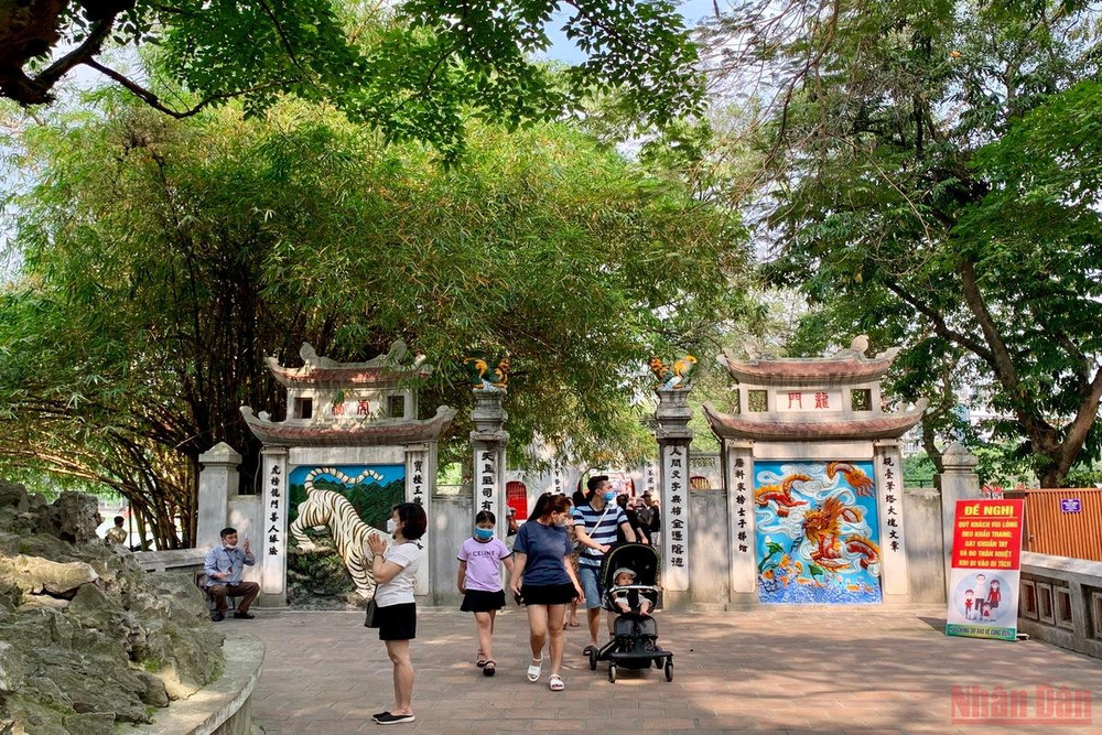 Theo ghi nhận tại đền Ngọc Sơn, lượng khách tham quan không quá đông đúc và nhìn chung người dân đều chấp hành tốt quy định phòng, chống dịch Covid-19 khi đi vào di tích Có một Hà Nội bình yên sáng 30/4 -0