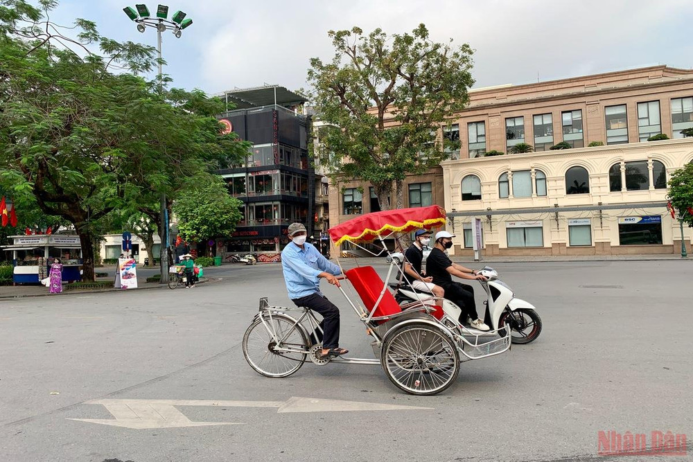 “Tuy hoạt động du lịch mở cửa trở lại, nhưng trong buổi sáng ngày lễ hôm nay lượng khách du lịch tham quan vẫn ít và thưa thớt lắm” - Bác Hùng (tài xế xích lô) chia sẻ. Có một Hà Nội bình yên sáng 30/4 -0