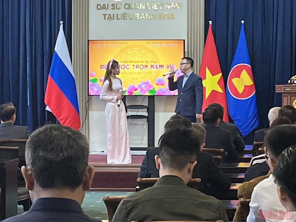 Một tiết mục do sinh viên Việt Nam học tập tại Liên bang Nga trình diễn. (Ảnh: Quế Anh) Đêm thơ, nhạc “Đất nước trọn niềm vui” của người Việt Nam tại Nga -0