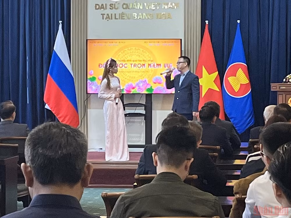 Đêm thơ, nhạc “Đất nước trọn niềm vui” của người Việt Nam tại Nga -0