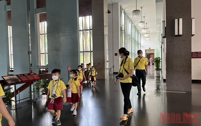 Các em học sinh một trường Mầm non đến tham quan tại Dinh Độc Lập vào ngày 27/4. Thành phố Hồ Chí Minh giữ gìn, phát huy giá trị các địa chỉ đỏ -0