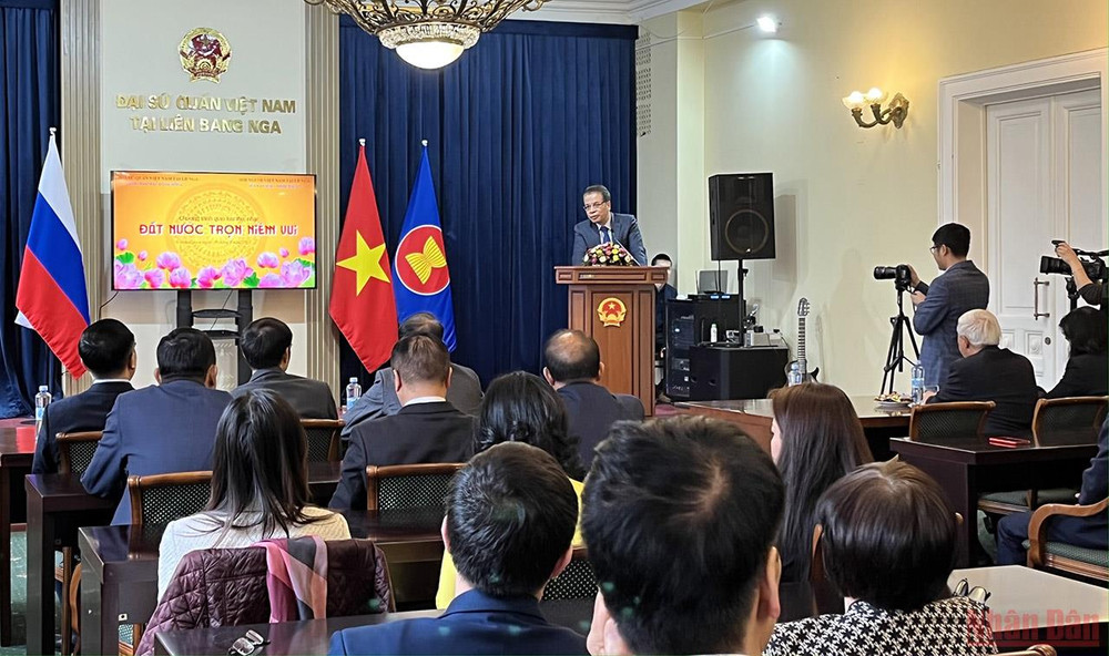 Đại sứ Đặng Minh Khôi phát biểu khai mạc Đêm thơ, nhạc. (Ảnh: Quế Anh) Đêm thơ, nhạc “Đất nước trọn niềm vui” của người Việt Nam tại Nga -0