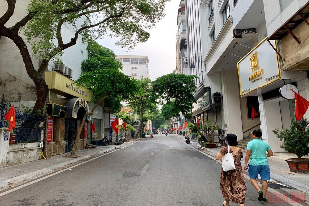 Những ngày này, phố phường Hà Nội rực rỡ sắc đỏ của màu cờ mừng Ngày giải phóng miền nam, thống nhất đất nước. Có một Hà Nội bình yên sáng 30/4 -0