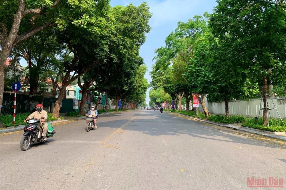 Phố Hàng Bài vắng bóng xe cộ qua lại Có một Hà Nội bình yên sáng 30/4 -0