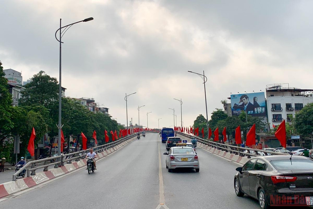 Không còn cảnh tắc đường, người xe hối hả, cầu vượt nút giao đường Trần Khát Chân - Đại Cồ Việt sáng ngày 30/4 thông thoáng, vắng vẻ. Có một Hà Nội bình yên sáng 30/4 -0