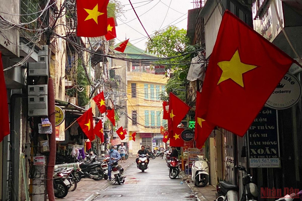 Đây có lẽ là một trong những dịp ít ỏi trong năm khi mỗi con đường, mỗi góc phố Hà Nội đều ít người qua lại... Có một Hà Nội bình yên sáng 30/4 -0