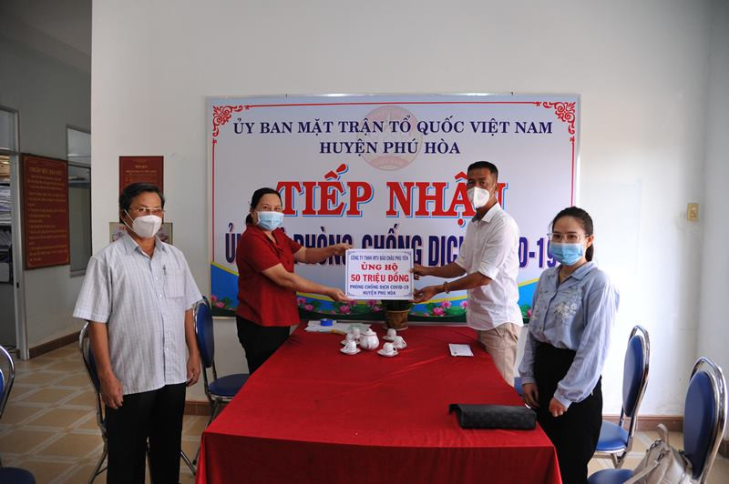 Ủy ban MTTQ Việt Nam huyện Phú Hòa, tỉnh Phú Yên đón nhận tiền ủng hộ của Công ty TNHH MTV Bảo Châu Phú Yên hỗ trợ gia đình chính sách, hộ nghèo khó khăn do ảnh hưởng dịch Covid-19. Nhiều tổ chức, đơn vị hỗ trợ nguồn lực cho Phú Yên chống dịch -0