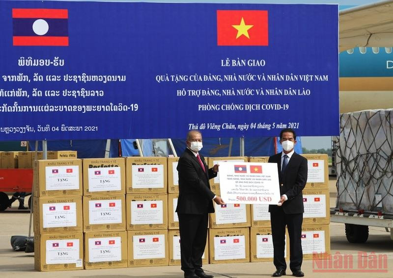 Việt Nam ủng hộ vật tư y tế hỗ trợ Lào ứng phó dịch Covid-19. 